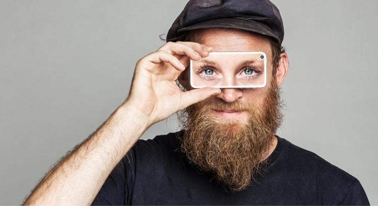 se. Be My Eyes er en dansk app, der gør det muligt via at koble frivillige sammen med synshandikappede, der har brug for hjælp. 