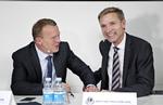 Lars Løkke Rasmussen og Kristian Thulesen Dahl havde plads til grin i går i Publicistklubbeen, men i dag er det alvor, når der skal forhandles om en ny regering. 