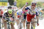 Duel. Alexander Kristoff slår Peter Sagan på målstregen i går. 