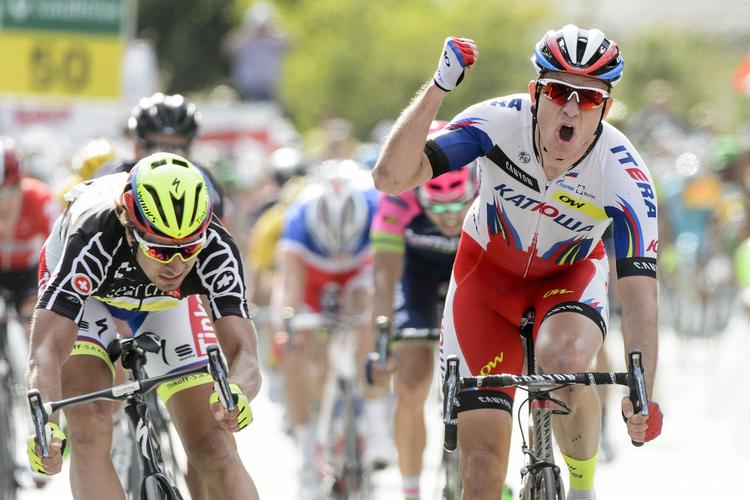 Duel. Alexander Kristoff slår Peter Sagan på målstregen i går. 