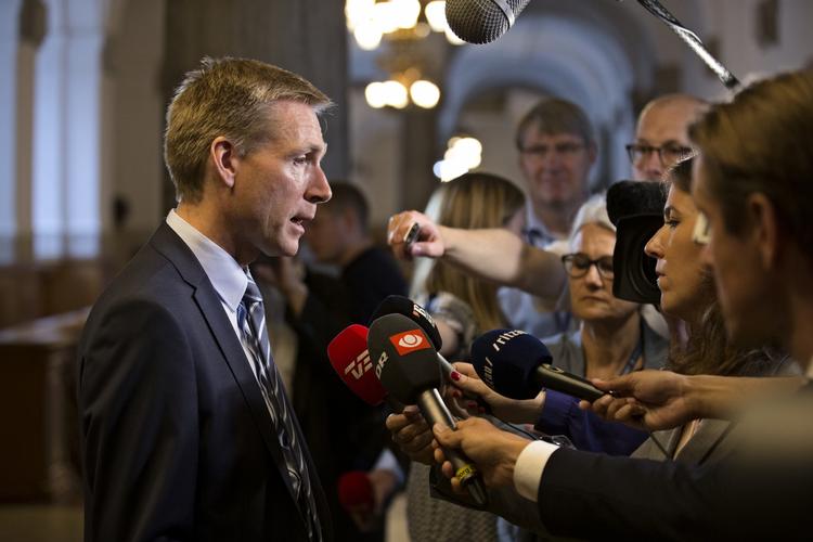 Forhandling. Kristian Thulesen Dahl er som den første borgerlige partileder mødt ind til forhandlinger med Lars Løkke Rasmussen, der forsøger at danne en ny regering. 