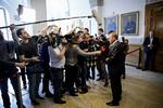 Forhandler. Løkke har i dag alle Folketingets partier til kaffe. Formålet er at undersøge muligheden for at danne en 'manøvredygtig' flertalsregering af de borgerlige partier. 