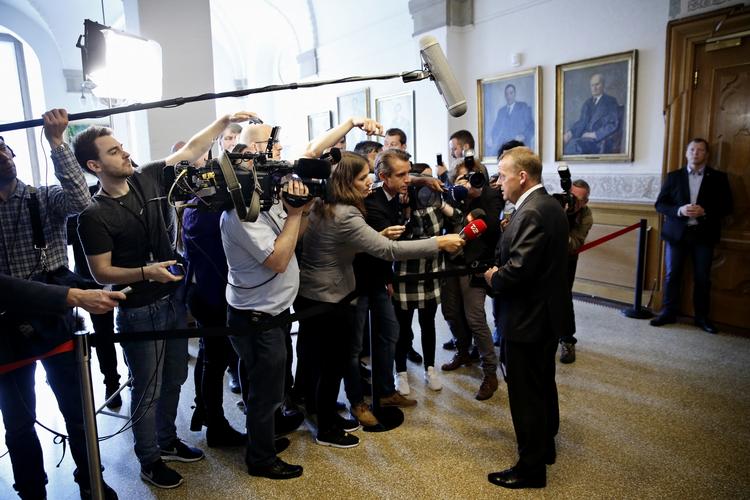 Forhandler. Løkke har i dag alle Folketingets partier til kaffe. Formålet er at undersøge muligheden for at danne en 'manøvredygtig' flertalsregering af de borgerlige partier. 