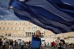 Nervekrig. Tusinder af borgere demonstrerede i torsdags foran parlamentet i Athen, fordi de vil blive i euroen. Imens er Grækenlands regering låst fast i vanskelige forhandlinger om landets enorme gæld. 