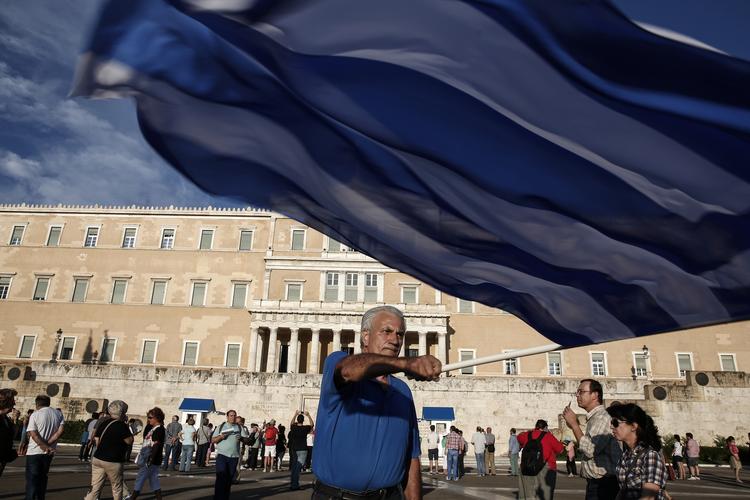 Nervekrig. Tusinder af borgere demonstrerede i torsdags foran parlamentet i Athen, fordi de vil blive i euroen. Imens er Grækenlands regering låst fast i vanskelige forhandlinger om landets enorme gæld. 
