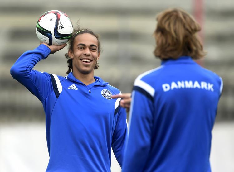 Venner. I aften står Yussuf Yurary Poulsen og Jannik Vestergaard sammen for at vinde håneretten i forhold til deres tyske kammerater. 