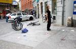 Drab. Ødelagte cykler og blodstænk på fortovet, efter at en mand i dag kørte sin bil ind i en folkemængde i den østrigske by Graz. 