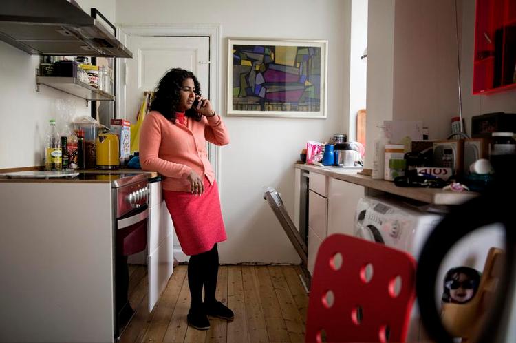 Spænding. Uzma Ahmed, spidskandidat og integrationsordfører for Alternativet, venter på at høre, om hun har fået en plads i Folketinget eller ej. 