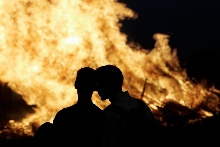 ILD. Byens LGBT-netværk er blandt dem, som holder sankthansfest på Amager Strand. Her et billede fra et tidligere års fest. 