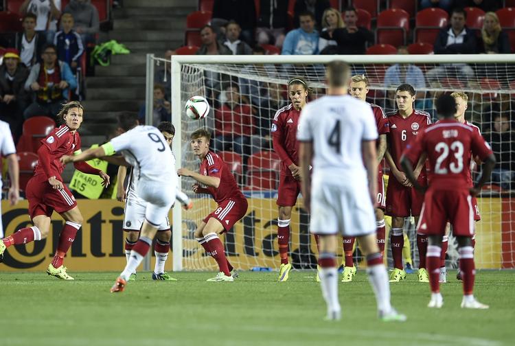 matchvinder. Kevin Volland var ond ved Danmark. Han scorede tol mål, blandt andet her direkte på frispark. 