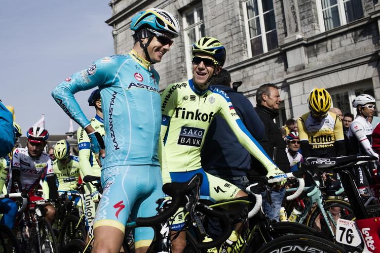 Færdig. Jakob Fuglsang (t.v.) må udgå af Tour de Suisse efter maveonde. Her står han med Chris Anker Sørensen ved starten i Maastricht ved Amstel Gold Race sidste år. 