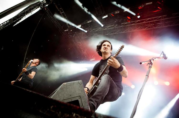 alvor. Joe Duplantier i front for det evigt velspillende tekniske dødsmetalband Gojira, som lørdag aften nok engang beviste, at metal er en kunstform. Publikum kvitterede med at crowdsurfe solen sort. Mere end 100 kroppe blev efter sigende båret rundt, inden de blev ekspederet væk. 