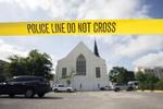 Afspærret. Det var i denne kirke i Charleston i South Carolina, at gerningsmanden skød og dræbte ni sorte kirkegængere onsdag aften. 