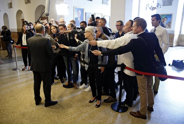 Regeringsdannelse. Kongelig undersøger Venstres formand Lars Løkke Rasmussen taler med pressen før forhandlinger med Dansk Folkepartis leder Kristian Thulesen Dahl. 