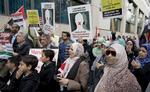 SYMPATI. Demonstranter kræver Mansour løsladt foran retten i Berlin, der nu skal tage stilling til, om Tyskland vil løslade eller udlevere Ahmed Mansour til Egypten. 