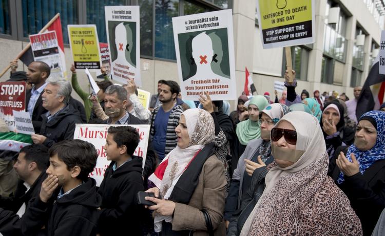 SYMPATI. Demonstranter kræver Mansour løsladt foran retten i Berlin, der nu skal tage stilling til, om Tyskland vil løslade eller udlevere Ahmed Mansour til Egypten. 