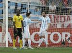 1-0. Efter sit sejrsmål mod Jamaica juber Gonzalo Higuan (th.) sammen med Argentinas anfører, Lionel Messi. 