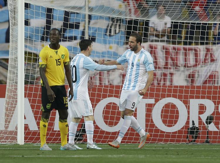 1-0. Efter sit sejrsmål mod Jamaica juber Gonzalo Higuan (th.) sammen med Argentinas anfører, Lionel Messi. 
