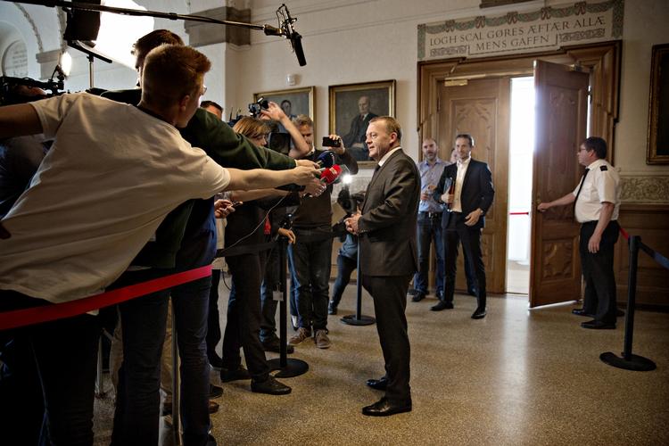 Forhandlinger. Lars Løkke Rasmussen meddeler pressen, at han ikke kan danne en flertalsregering. 