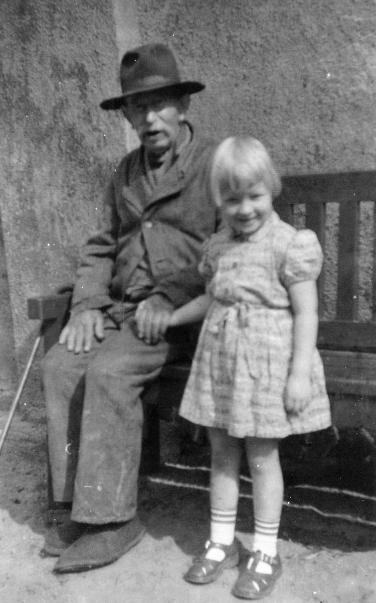 Fattiglem. Hermann var indlagt på Fattiggården 30 gange i perioden 1894-1957. Svært at forestille sig, at den gamle mand i filtsutter var lidt af en flugtkonge. Pigen er opsynsmandens datter. 