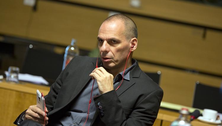 Presset. Den græske finansminister Yanis Varoufakis taler i telefon under en pause i forhandlinger fredag med EU's øvrige finansministre. Den kommende uge bliver afgørende for Grækenlands fremtid i eurozonen. 