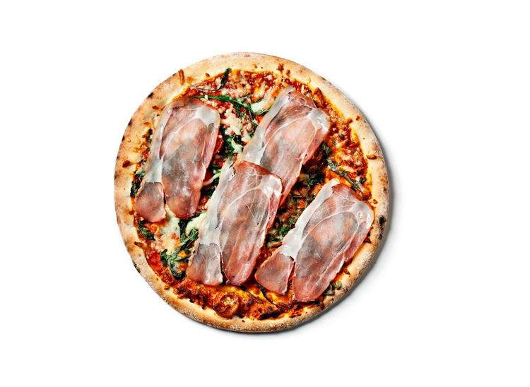gourmet og discount. 'Ægte italiensk pizza' står der på æsken med en gourmetpizza med 'prosciutto e rucola' til 28 kroner. En billigere pizza hawaii står i 44 kroner, når der købes to på fros fra Dr. Oetker. Samme Oetker står bag den intensivt markedsførte pizzaburger - pizzafyld i en burgerbolle - til 20 kroner for 2. 