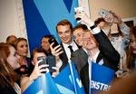 Selfietid. Dansk Folkeparties Morten Messerschmidt omgivet af Venstrefolk på valgaftenen. Nu vil han havde den afgående statsminister til at tage til EU på torsdag og kæmpe for DF's synspunkter. 