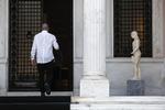 Krise. Den græske finansminister Yanis Varoufakis på vej til regeringsmøde i Athen søndag. 
