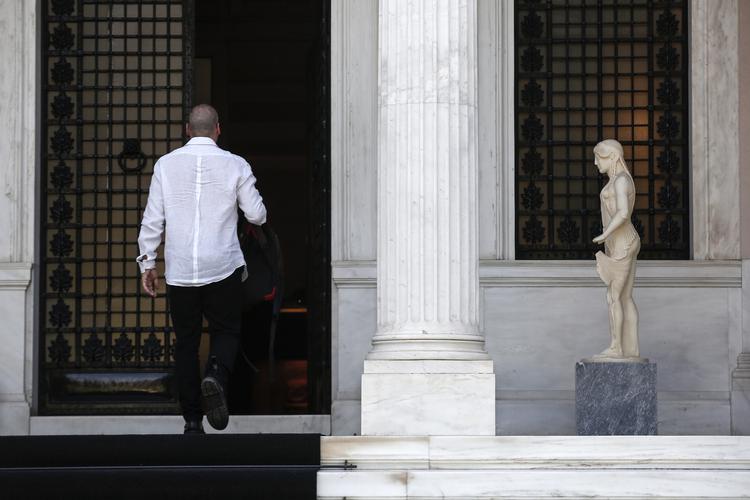 Krise. Den græske finansminister Yanis Varoufakis på vej til regeringsmøde i Athen søndag. 