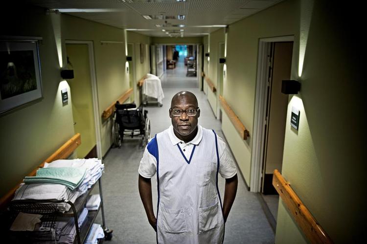 Kvindejob. Jeg passer på borgerne, som det var min egen mor eller far«, siger sosu-hjælper El Hadj Mossa Diop, som arbejder i Københavns Kommune og er en af stadig flere indvandrermænd i traditionelle danske kvindefag. 