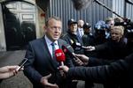 Svært. Lars Løkke Rasmussen har fået et snævert flertal og skal nu forsøge at danne en regering. Det kræver en ny tur hos dronningen, ør han kan gå videre med forhandlingerne. 