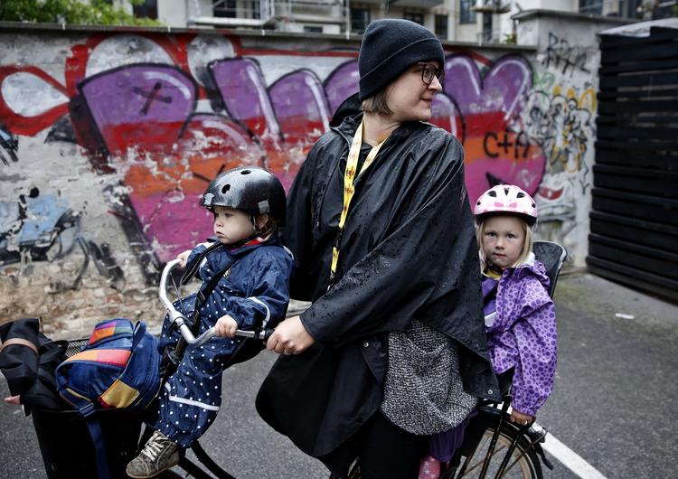 Ida Bigum Brasen ser gerne, at hendes døtre Selvej (th) og Gry (tv) bliver klogere på tal, bogstaver og farver - men først når de selv er klar og begynder at vise interesse for det. Flere og flere daginstitutioner begynder i disse år at give faglig undervisning til børn helt ned i to-års alderen. 
