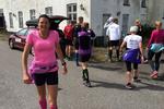 DEPOT. Så er Annette Fredskov kommet de første 29 kilometer på vejen mod Paris. I Sallerup holder hendes mand Ulrich parat med forsyninger, så løberne kan klare de sidste 24 km til Nykøbing F. 