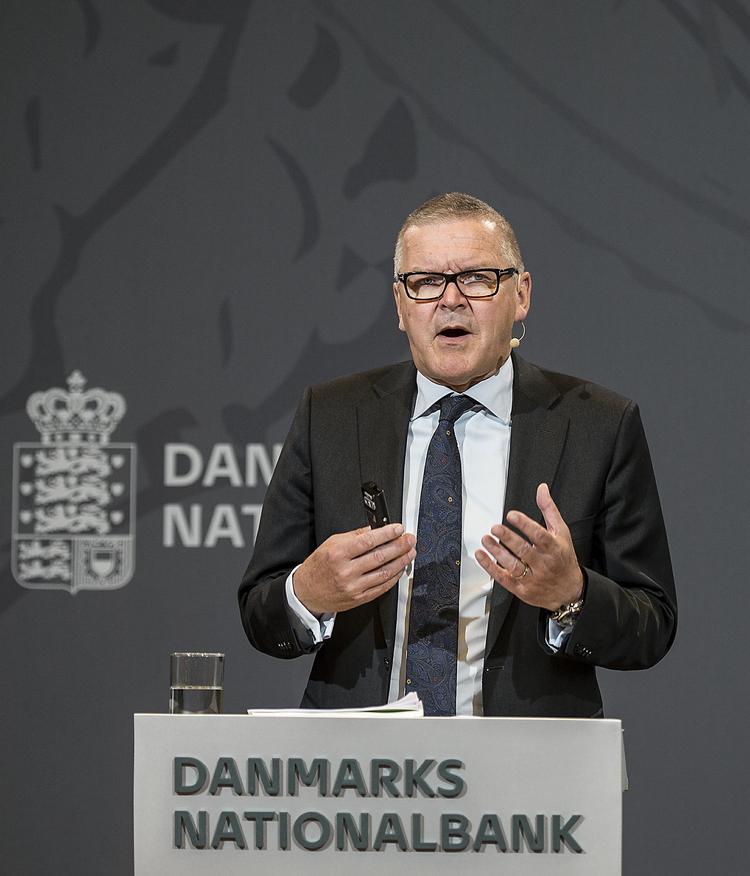 Opbremsning. Det er tid til at holde igen i den offentlige økonomi, lyder det fra Nationalbanken med chefen, Lars Rohde, i spidsen. 