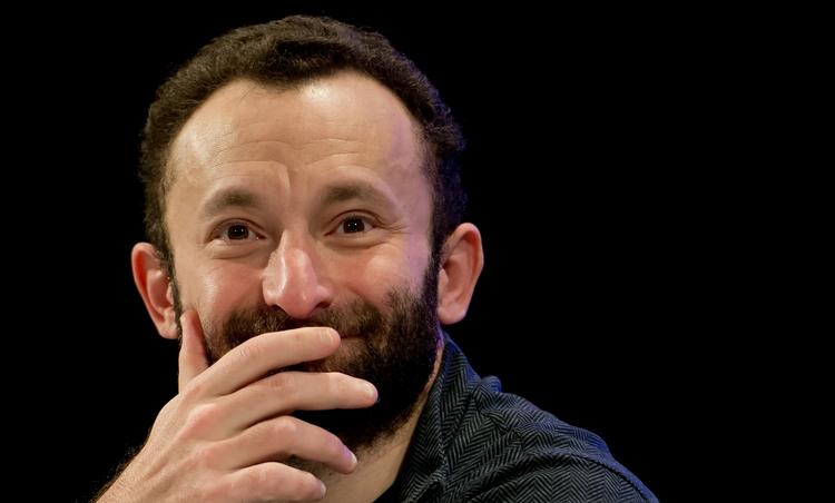 Afstemning. Den nye chefridigent Kirill Petrenko er blevet valgt af 128 musikere i orkestret. De har kastet en stemme på en seddel - ikke digitalt. Man er altså nødt til at møde op, hvis man vil deltage. 