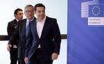ankommet. Grækenlands regeringschef, Alexis Tsipras, ankommer til topmødet i Bruxelles i dag. Bag ham ses formanden for EU-Kommissionen Jean-Claude Juncker. 