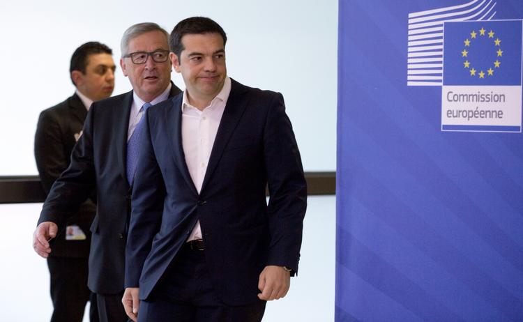 ankommet. Grækenlands regeringschef, Alexis Tsipras, ankommer til topmødet i Bruxelles i dag. Bag ham ses formanden for EU-Kommissionen Jean-Claude Juncker. 
