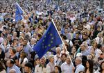 anderledes. Det plejer at være vrede grækere, der protesterer mod de spareplaner, som blandt andet EU kræver af dem, som demonstrerer foran parlamentet i Athen. I går var disse grækere på gaden. De er sikkert også frustrerede over spareplanerne, men de ønsker, at landet beholder euroen. 
