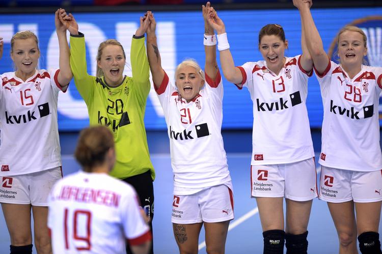 fribillet. De danske kvinder får hjemmebane ved VM i december, men slipper alligevel ikke for to af de tungere modstandere i form af Serbien og Tyskland, der ikke selv kunne kvalifcere sig. 