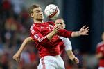 presset. Nicklas Bendtner markerede sig fornuftigt  uden at være i kampform for Danmark i EM-kvalifikationen mod Serbien. 