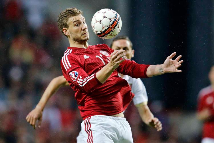 presset. Nicklas Bendtner markerede sig fornuftigt  uden at være i kampform for Danmark i EM-kvalifikationen mod Serbien. 