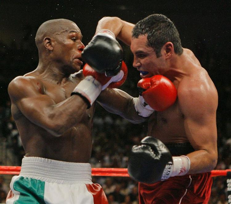 revanche? Floyd Mayweather Jr. (tv) og Oscar De La Hoya (th) mødte hinanden i en titelkamp i 2007, hvor førstnævnte vandt. 