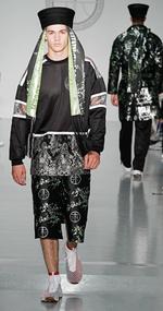 print. Astrid Andersen udstyrer sine designs med detaljer, man tidligere ikke så i hverken herregarderoben eller streetwear: blonder, fine silkeprint og store posede bukser, der lignede kinesiske pyjamasser. Foto: Christopher Daddey 