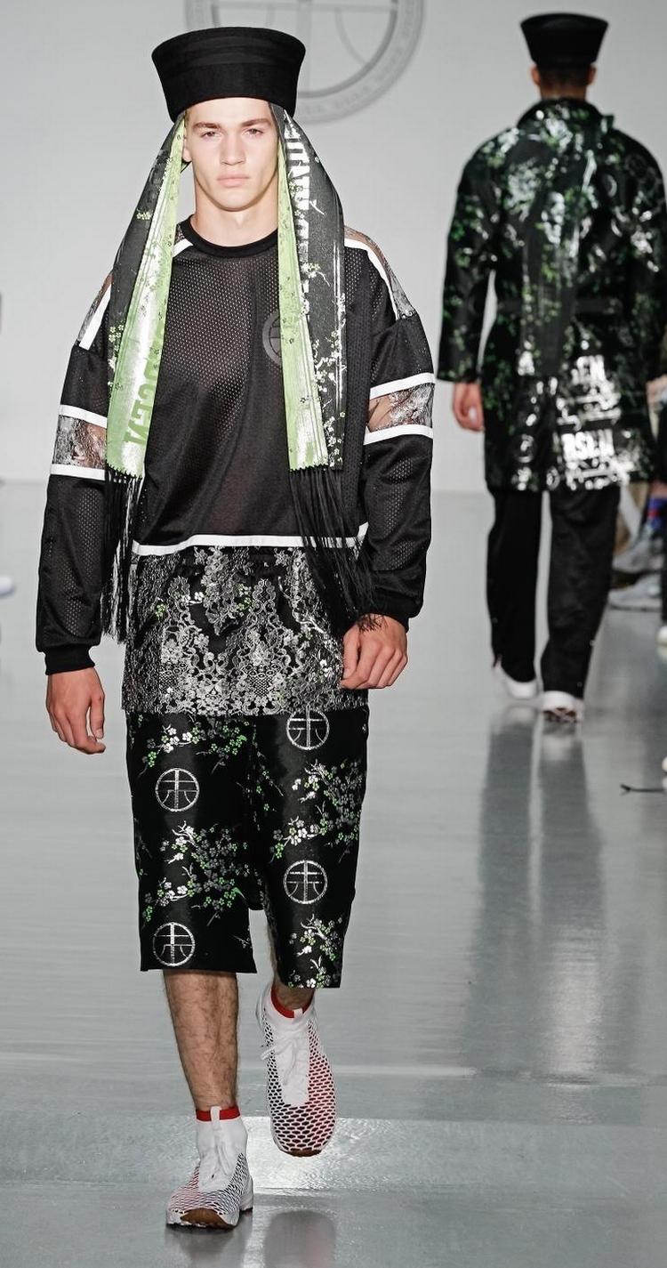 print. Astrid Andersen udstyrer sine designs med detaljer, man tidligere ikke så i hverken herregarderoben eller streetwear: blonder, fine silkeprint og store posede bukser, der lignede kinesiske pyjamasser. Foto: Christopher Daddey 
