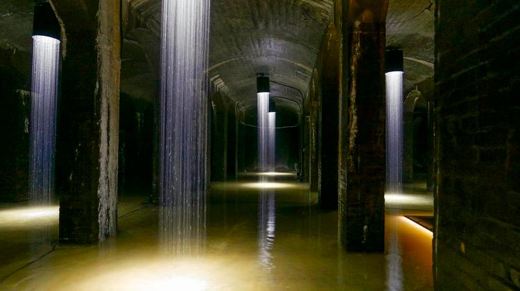 Overvældende. Ingvar Cronhammars underjordiske installation er enkel, gennemsigtig og samtidig overvældende. 