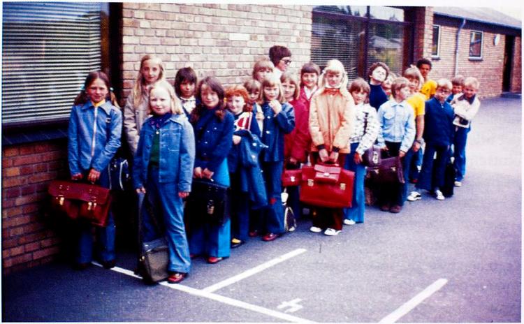 Bås. På Ørslev Skole ved Skive havde hver klasse en bås, de stillede op i hver sin bås, når det ringede ind til time. 