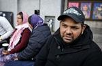 Marginaliseret. Det vides ikke med sikkerhed, hvor mange romaer der opholder sig i Danmark. Marian fra Rumænien, som Politiken mødte i morges ved Rådhuspladen i København, har ikke oplevet danskere, der var negativt stemt over for ham. Han peger på politiet som et problem, blandt andet fordi de ikke lader ham sove i gaderne. 