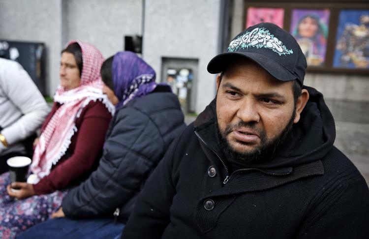 Marginaliseret. Det vides ikke med sikkerhed, hvor mange romaer der opholder sig i Danmark. Marian fra Rumænien, som Politiken mødte i morges ved Rådhuspladen i København, har ikke oplevet danskere, der var negativt stemt over for ham. Han peger på politiet som et problem, blandt andet fordi de ikke lader ham sove i gaderne. 