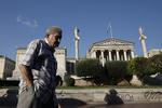 Euro. En mand på gaden i Athen. Denne uge bliver afgørende for Grækenlands forhold til kreditorerne og de øvrige EU-lande. 