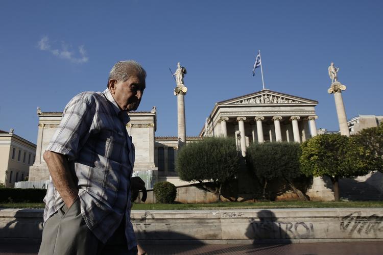 Euro. En mand på gaden i Athen. Denne uge bliver afgørende for Grækenlands forhold til kreditorerne og de øvrige EU-lande. 
